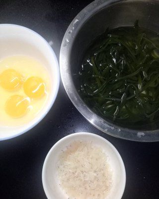 第1步(虾皮海带炒鸡蛋的做法)