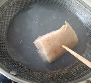 第2步(豉香薤白回锅肉的做法)