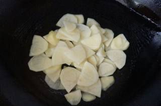 第5步(土豆片炒面筋的做法)