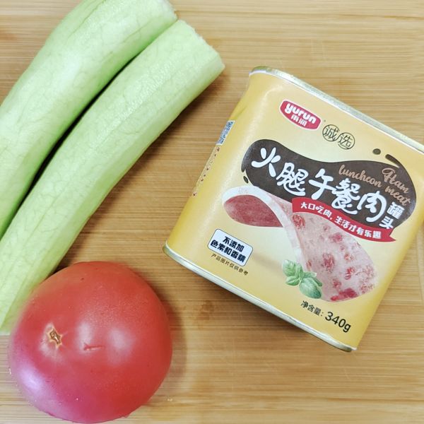 第1步(丝瓜番茄煎蛋午餐肉汤的做法)