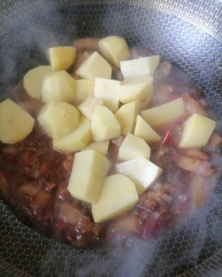 第4步(土豆烧肉的做法)