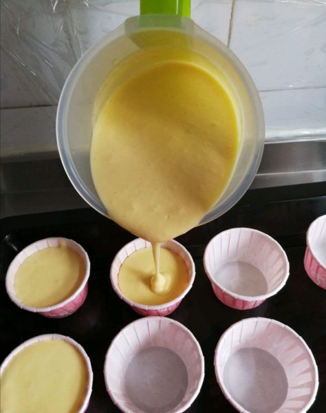第4步(不用打发蛋白的桃子杯子蛋糕的做法)