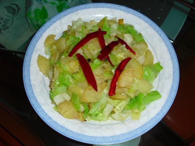 土豆炒包心菜成品图