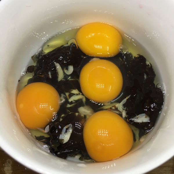 第1步(紫菜虾皮蒜苗炒蛋的做法)