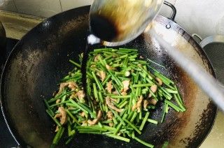 第6步(韭菜苔炒肉丝的做法)