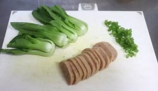 第2步(午餐肉青菜虾仔面的做法)