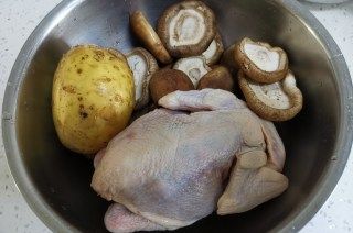 第1步(香菇土豆炖鸡块的做法)