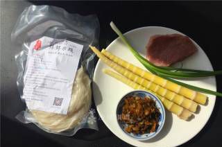 第1步(竹笋酸菜牛肉米线的做法)