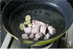 第5步(酸菜猪肉炖粉条的做法)