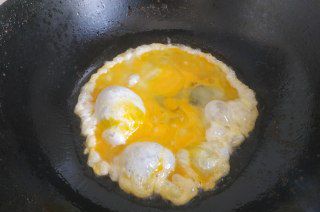 第7步(菠菜木耳炒鸡蛋的做法)
