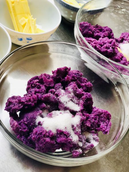 第1步(紫薯蛋黄酥的做法)