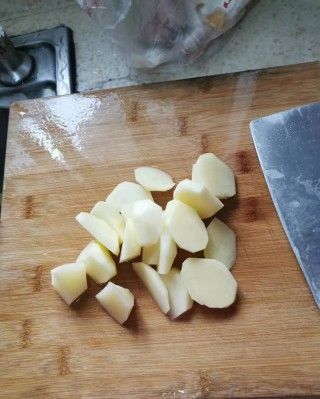 第2步(土豆蒸排骨的做法)