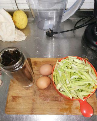第1步(芹菜木耳炒鸡蛋的做法)