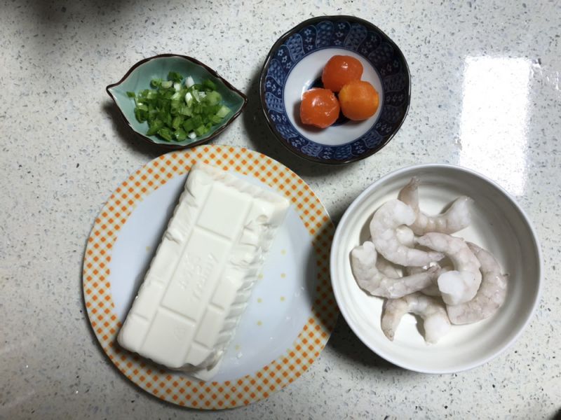 第1步(好吃到舔盘的咸蛋黄虾仁豆腐的做法)