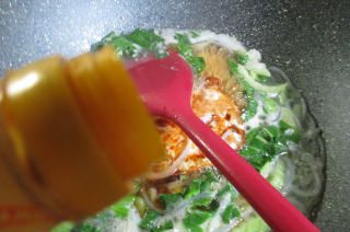 第5步(鸭蛋青菜煮米粉的做法)