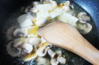 第5步(榨菜丝蘑菇豆腐汤的做法)