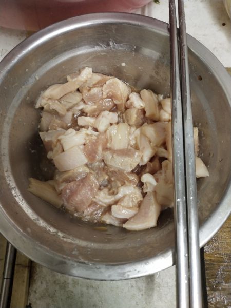 第2步(土豆炖猪肉的做法)