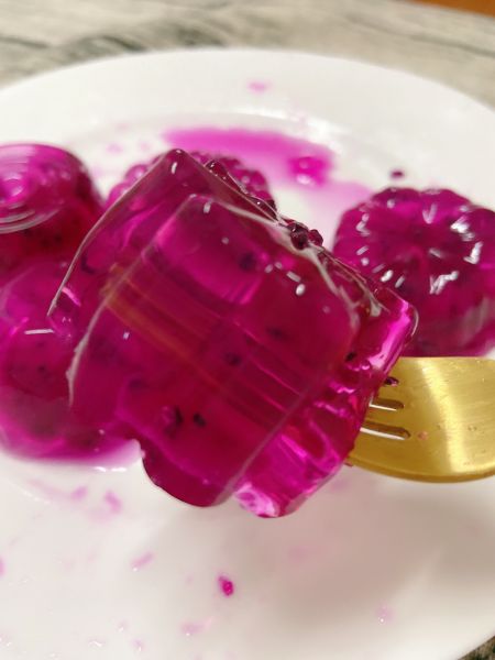 超级简单的火龙果果冻(凉粉版)成品图