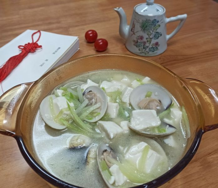 青萝卜蛤蜊炖豆腐汤成品图