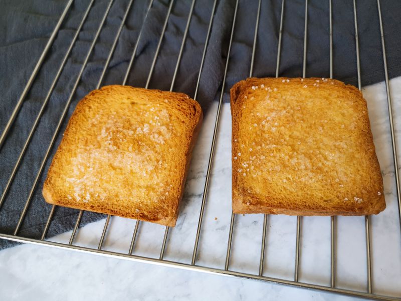 第3步(酥脆到流泪的黄油粗糖烤吐司片的做法)