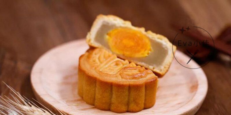 广式蛋黄莲蓉月饼成品图