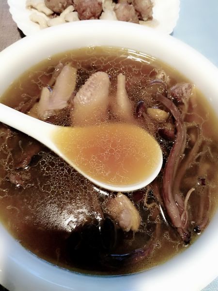 茶树菇红枣枸杞鸡汤成品图