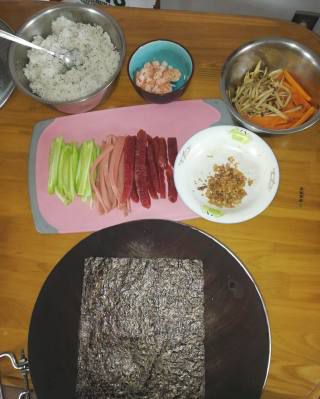 第1步(海鲜腊肠寿司的做法)