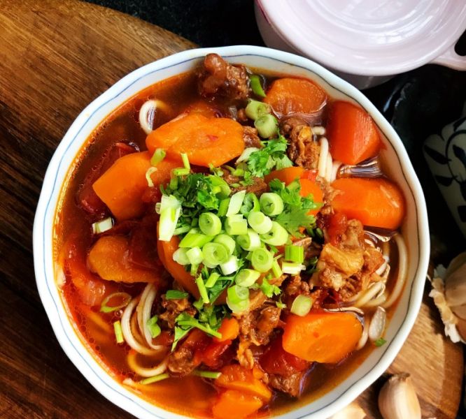 胡萝卜红烧牛肉面的做法_菜谱大杂烩