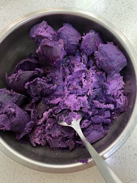 第1步(紫薯蛋黄酥的做法)