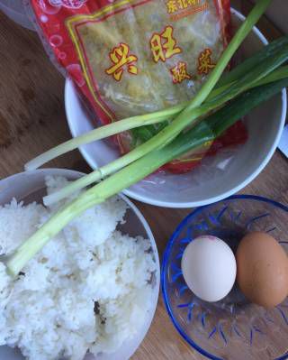 第1步(酸菜炒米饭的做法)