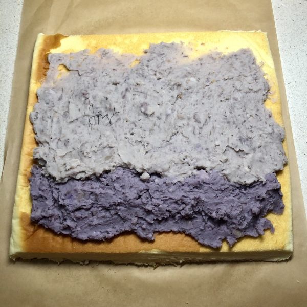 第9步(双色芋泥蛋糕卷“Aj甜式养生”的做法)