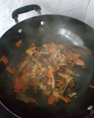 第7步(平菇胡萝卜炒肉的做法)