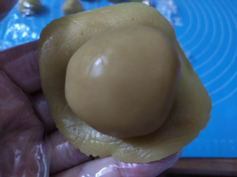 第9步(广式蛋黄莲蓉月饼含50g~125g饼皮馅料比例的做法)