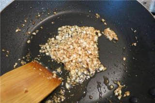 第7步(海鲜蛋黄灰粽的做法)