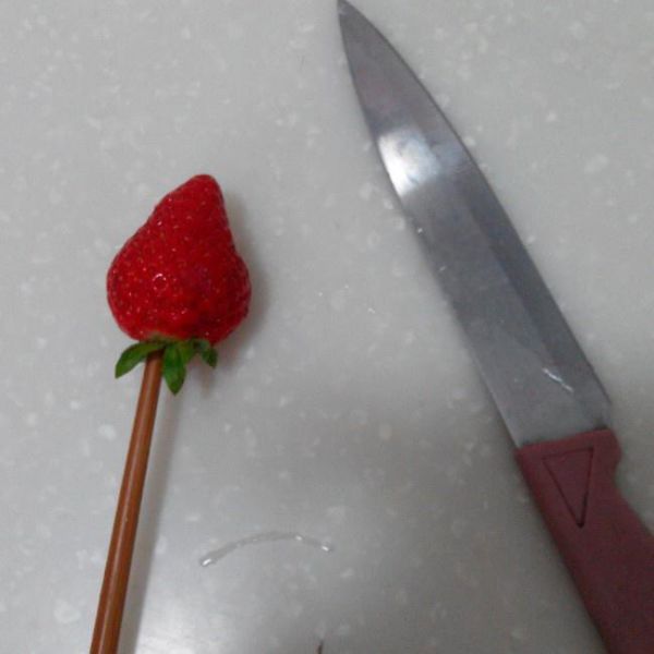 第1步(草莓玫瑰花的做法)