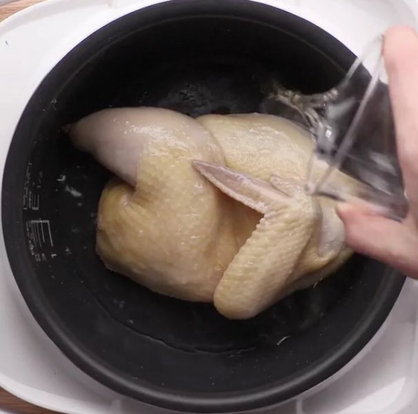 第3步(电饭锅盐焗鸡的做法)