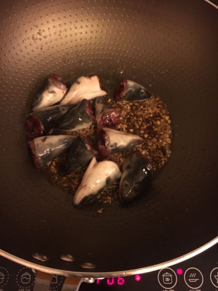 第7步(鳗鱼头焖酸菜的做法)