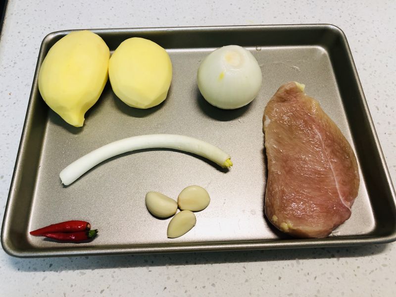 第1步(吃不腻的鸡胸肉土豆焖饭的做法)