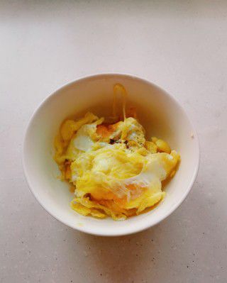 第4步(韭菜苔炒鸡蛋的做法)