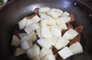 第8步(土豆烧排骨的做法)
