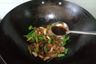 第10步(蒜苗回锅肉的做法)