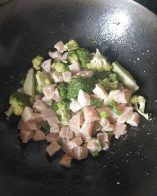 第7步(西兰花鸡胸肉焖饭的做法)
