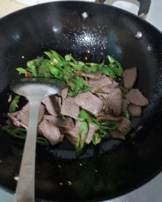 第4步(辣椒炒卤牛肉的做法)