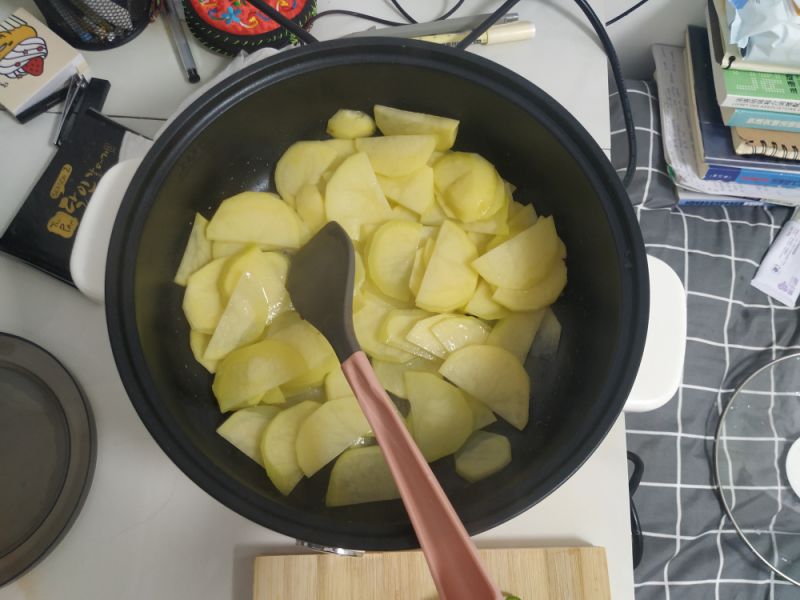 第1步(干锅土豆片的做法)