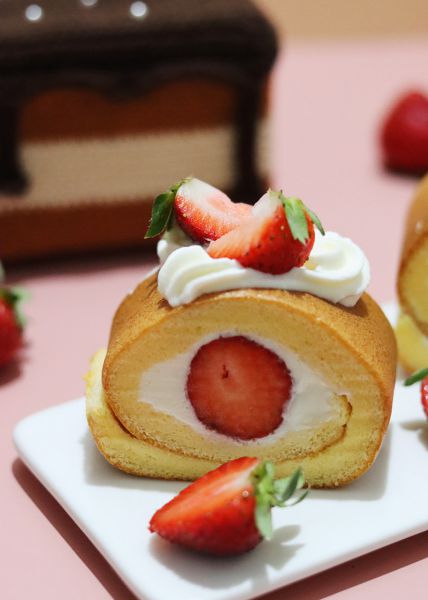 草莓蛋糕卷成品图
