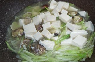 第6步(青萝卜蛤蜊炖豆腐汤的做法)