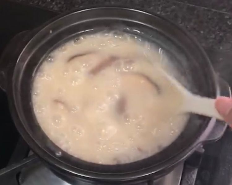 第3步(鲜虾砂锅粥的做法)
