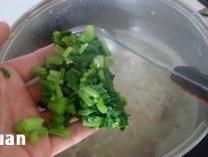 第10步(菠菜猪肝粥的做法)