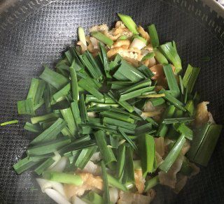 第11步(腊肉油豆腐炒大蒜的做法)
