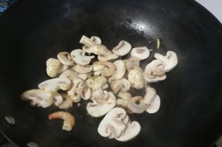 第4步(虾仁蘑菇豆腐汤的做法)